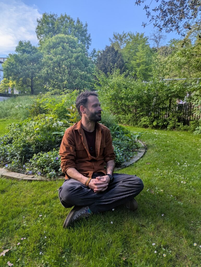 Alexandre Salagnac, praticien Reiki et accompagnant en médecines alternatives : méditation, Tarot de Marseille et Fleurs de Bach.